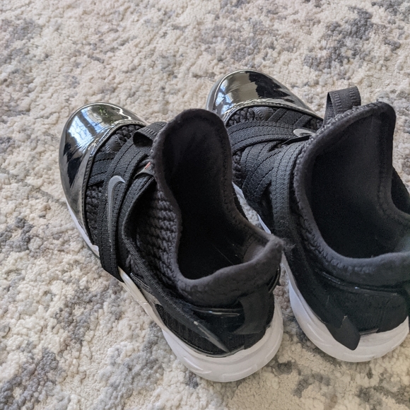 Nike LeBron James size 4Y - Picture 2 of 3